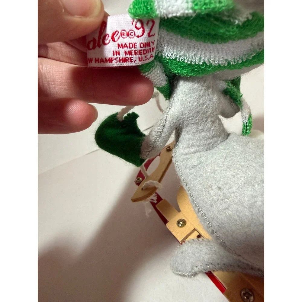 Annalee 1992 Grey Mouse on Wooden Sled Green Striped Hat Winter Holiday Doll‎